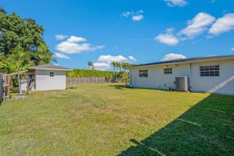 Villa ou maison à vendre à Miami, Floride: 5 chambres, 210.24 m2 № 1995705 - photo 17