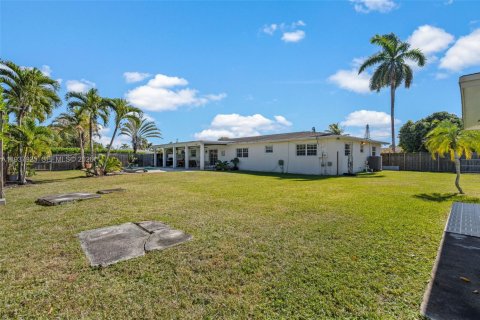 Villa ou maison à vendre à Miami, Floride: 5 chambres, 210.24 m2 № 1995705 - photo 15
