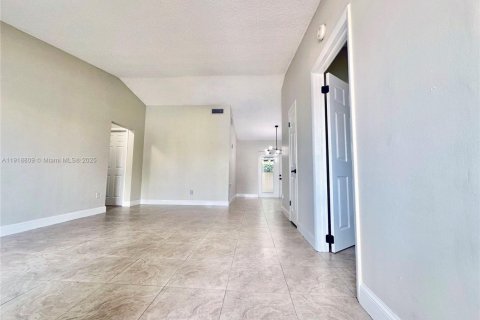 Villa ou maison à vendre à Miami, Floride: 3 chambres, 94.3 m2 № 1974837 - photo 9