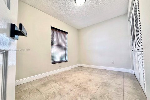 Villa ou maison à vendre à Miami, Floride: 3 chambres, 94.3 m2 № 1974837 - photo 23