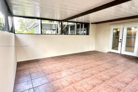 Villa ou maison à vendre à Miami, Floride: 3 chambres, 94.3 m2 № 1974837 - photo 25