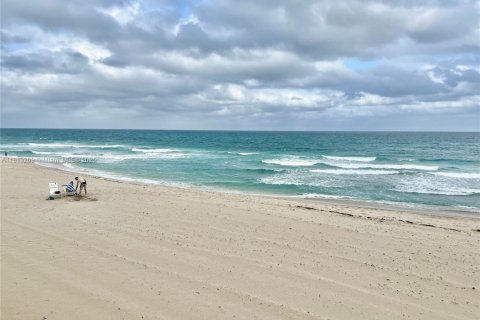 Condo in Palm Beach, Florida, 1 bedroom  № 1761664 - photo 1