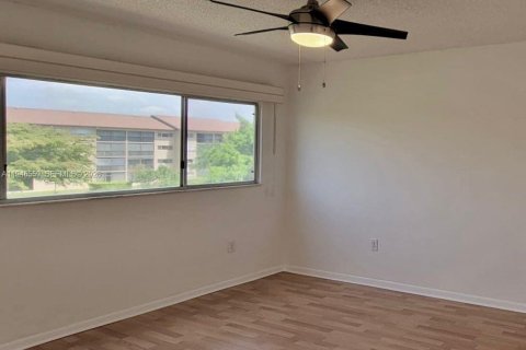 Condo in Pembroke Pines, Florida, 2 bedrooms  № 2002813 - photo 10