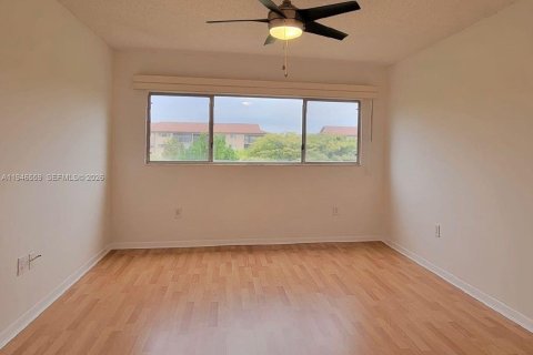 Condo in Pembroke Pines, Florida, 2 bedrooms  № 2002813 - photo 11