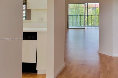 Condo in Pembroke Pines, Florida, 2 bedrooms  № 2002813 - photo 7