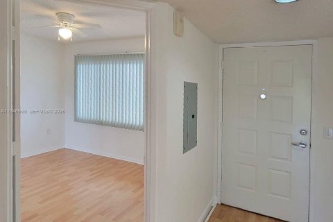 Condo in Pembroke Pines, Florida, 2 bedrooms  № 2002813 - photo 5