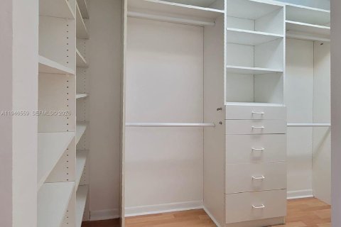 Condo in Pembroke Pines, Florida, 2 bedrooms  № 2002813 - photo 13