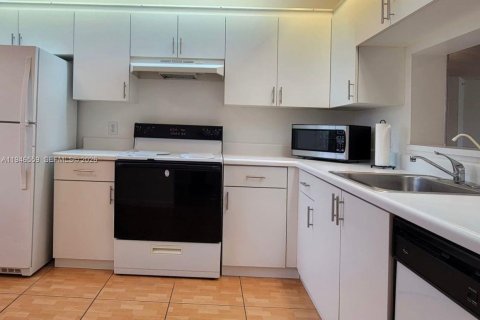 Condo in Pembroke Pines, Florida, 2 bedrooms  № 2002813 - photo 9