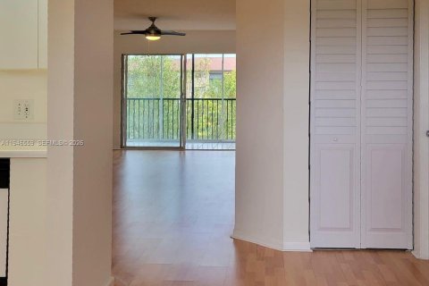 Condo in Pembroke Pines, Florida, 2 bedrooms  № 2002813 - photo 15