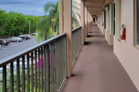 Condo in Pembroke Pines, Florida, 2 bedrooms  № 2002813 - photo 21