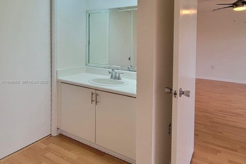 Condo in Pembroke Pines, Florida, 2 bedrooms  № 2002813 - photo 16