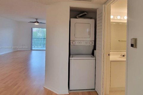 Condo in Pembroke Pines, Florida, 2 bedrooms  № 2002813 - photo 14