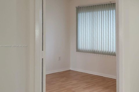 Condo in Pembroke Pines, Florida, 2 bedrooms  № 2002813 - photo 6