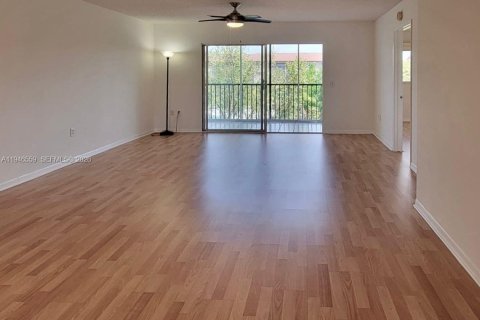 Condo in Pembroke Pines, Florida, 2 bedrooms  № 2002813 - photo 2