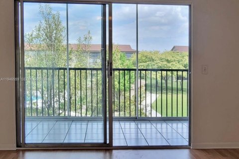 Condo in Pembroke Pines, Florida, 2 bedrooms  № 2002813 - photo 3
