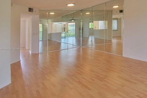 Condo in Pembroke Pines, Florida, 2 bedrooms  № 2002813 - photo 4