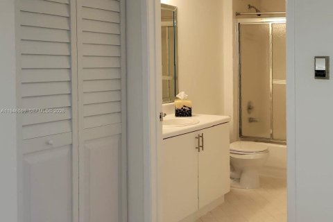 Condo in Pembroke Pines, Florida, 2 bedrooms  № 2002813 - photo 18