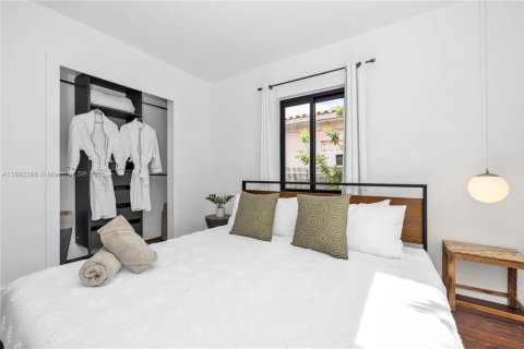 House in Miami, Florida 3 bedrooms, 167.04 sq.m. № 1890831 - photo 17