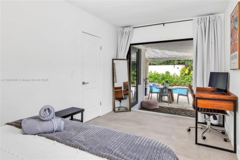 House in Miami, Florida 3 bedrooms, 167.04 sq.m. № 1890831 - photo 24