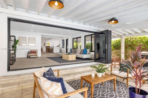 House in Miami, Florida 3 bedrooms, 167.04 sq.m. № 1890831 - photo 5