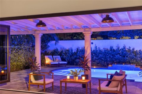 House in Miami, Florida 3 bedrooms, 167.04 sq.m. № 1890831 - photo 14