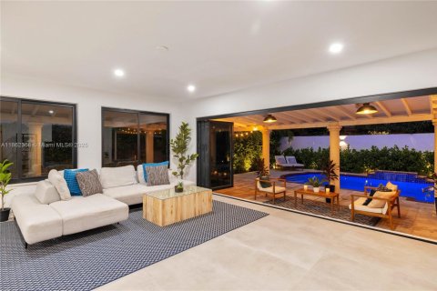 House in Miami, Florida 3 bedrooms, 167.04 sq.m. № 1890831 - photo 12