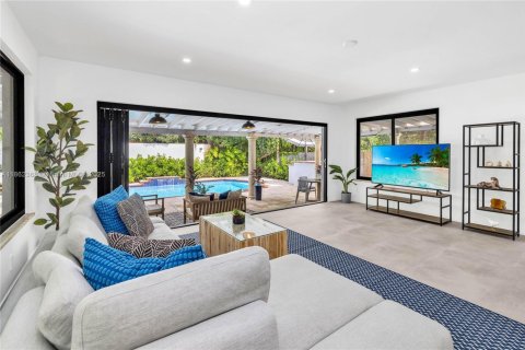 House in Miami, Florida 3 bedrooms, 167.04 sq.m. № 1890831 - photo 10