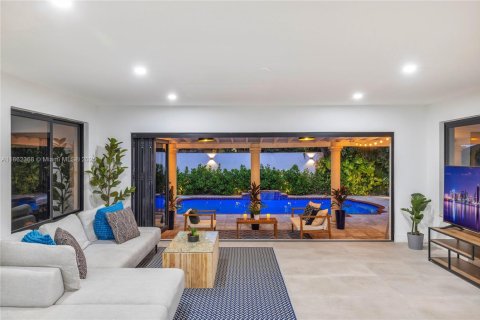 House in Miami, Florida 3 bedrooms, 167.04 sq.m. № 1890831 - photo 13