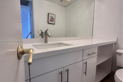 Condo in Miami, Florida, 1 bedroom  № 1954633 - photo 13