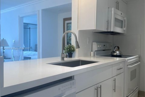 Condo in Miami, Florida, 1 bedroom  № 1954633 - photo 3