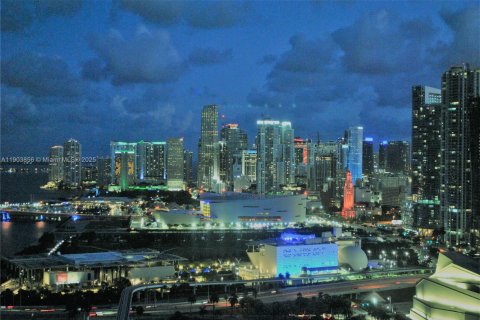 Condo in Miami, Florida, 1 bedroom  № 1954633 - photo 12