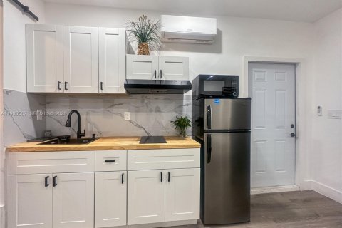 Commercial property in Miami, Florida 1 bedroom, 195.75 sq.m. № 2043820 - photo 2