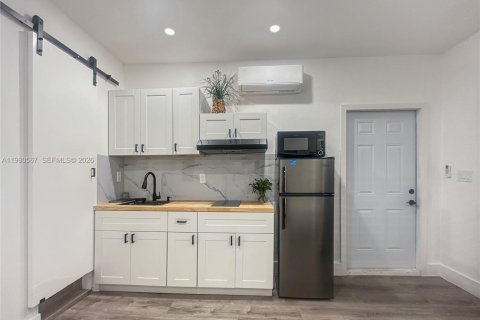 Commercial property in Miami, Florida 1 bedroom, 195.75 sq.m. № 2043820