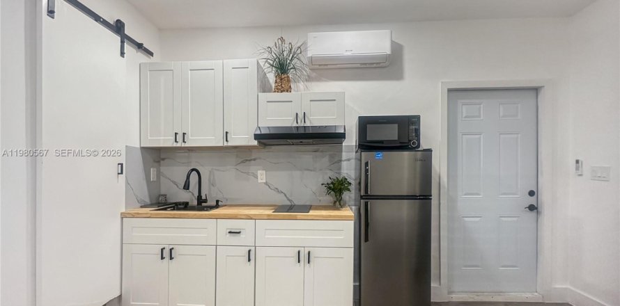 Commercial property in Miami, Florida 1 bedroom, 195.75 sq.m. № 2043820