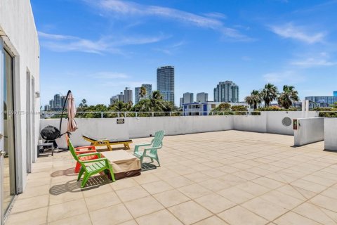 Condo in Miami Beach, Florida, 1 bedroom  № 1749144 - photo 1
