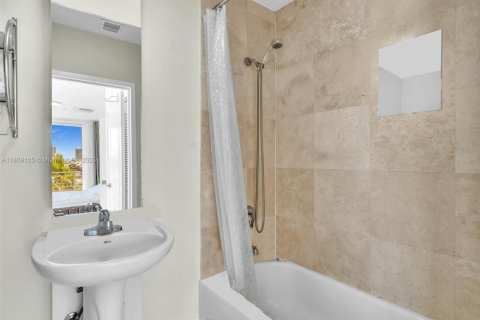Condo in Miami Beach, Florida, 1 bedroom  № 1749144 - photo 17