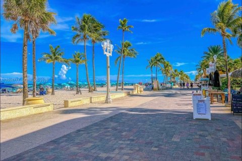 Condominio en alquiler en Hollywood, Florida, 1 dormitorio, 44.59 m2 № 2075358 - foto 11
