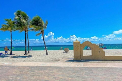 Condominio en alquiler en Hollywood, Florida, 1 dormitorio, 44.59 m2 № 2075358 - foto 10