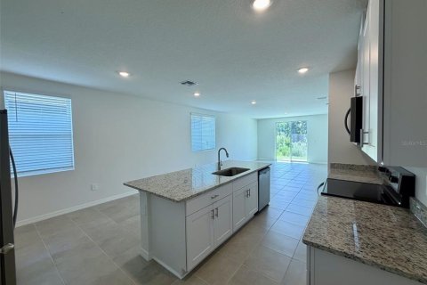 Villa ou maison à louer à Zephyrhills, Floride: 4 chambres, 156.73 m2 № 2147656 - photo 5