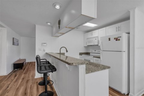 Condo in Winter Garden, Florida, 2 bedrooms № 2238779 - photo 7
