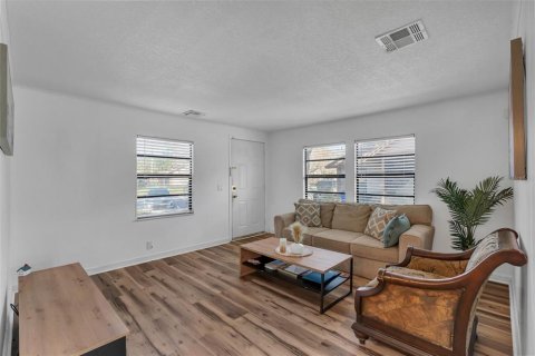 Condo in Winter Garden, Florida, 2 bedrooms № 2238779 - photo 4