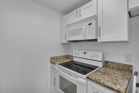 Condo in Winter Garden, Florida, 2 bedrooms № 2238779 - photo 10