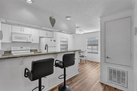 Condo in Winter Garden, Florida, 2 bedrooms № 2238779 - photo 5