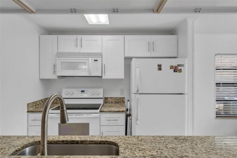 Condo in Winter Garden, Florida, 2 bedrooms № 2238779 - photo 11