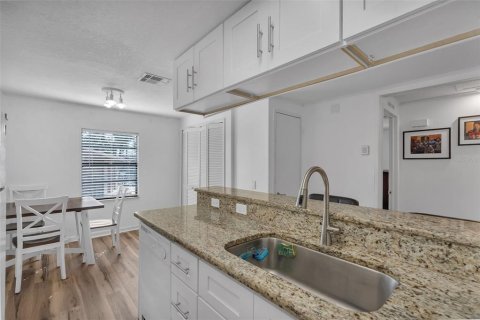 Condo in Winter Garden, Florida, 2 bedrooms № 2238779 - photo 12