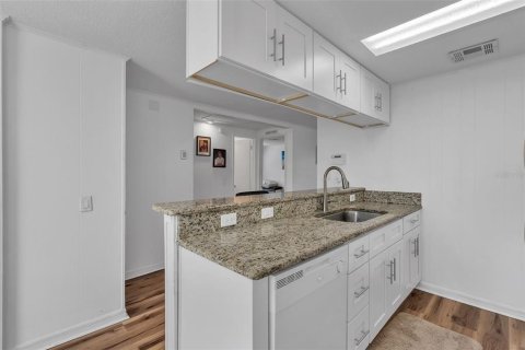 Condo in Winter Garden, Florida, 2 bedrooms № 2238779 - photo 9