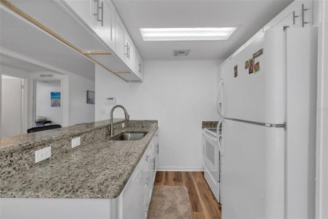 Condo in Winter Garden, Florida, 2 bedrooms № 2238779 - photo 8