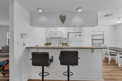 Condo in Winter Garden, Florida, 2 bedrooms № 2238779 - photo 6