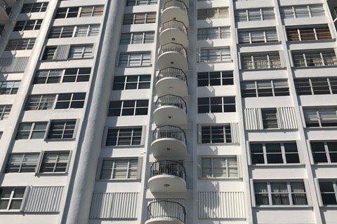 Condo in North Miami, Florida, 1 bedroom № 2176134 - photo 2