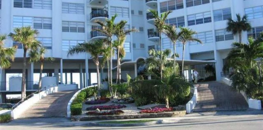 Condo in North Miami, Florida, 1 bedroom № 2176134